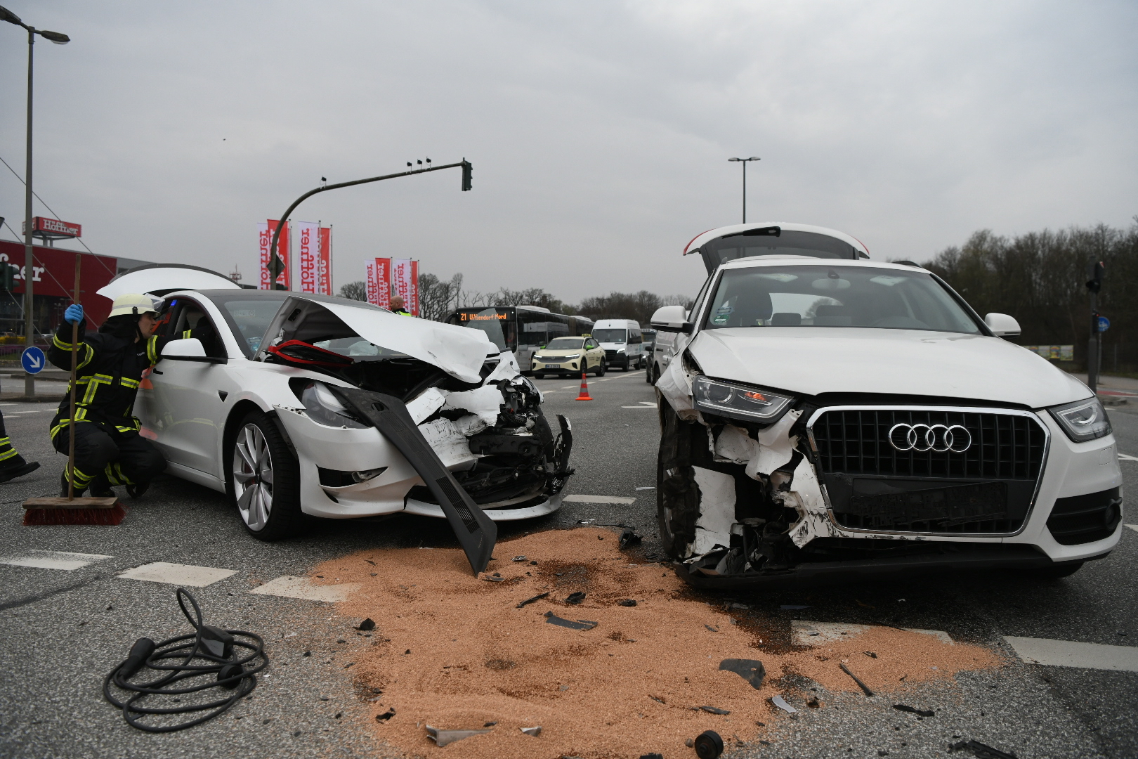 Zwei beschädigte Autos auf der Straße