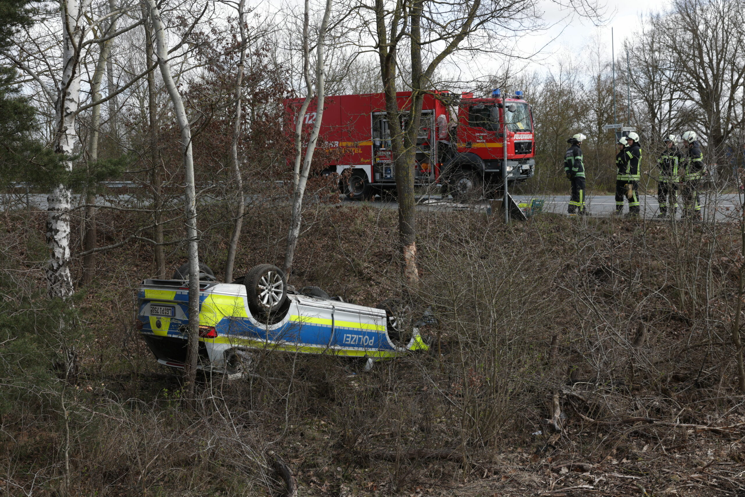 Polizeiwagen bei Bienenbüttel verunglückt – zwei Beamte verletzt in Klinik