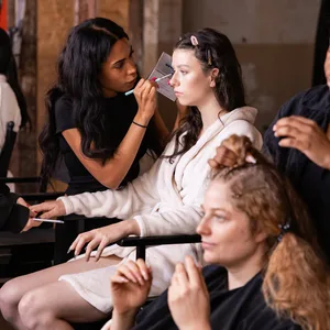 Kandidatin Antonia (Mitte, rechts) und Alisa (unten) sitzen in der Maske.