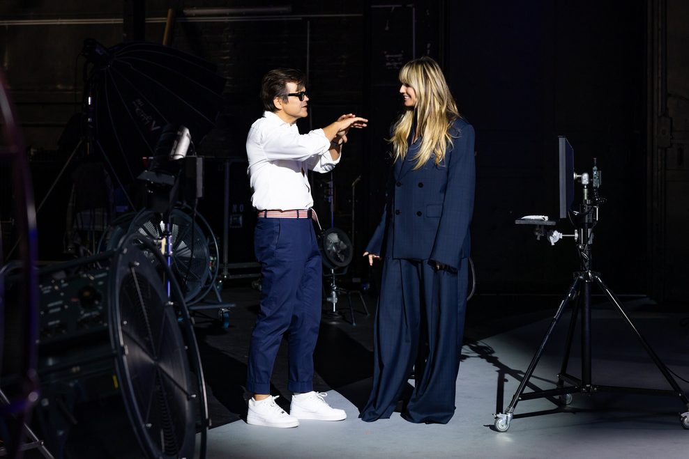 Heidi Klum (52) und Kristian Schuller beim Fotoshooting der zehnten Folge „GNTM“.
