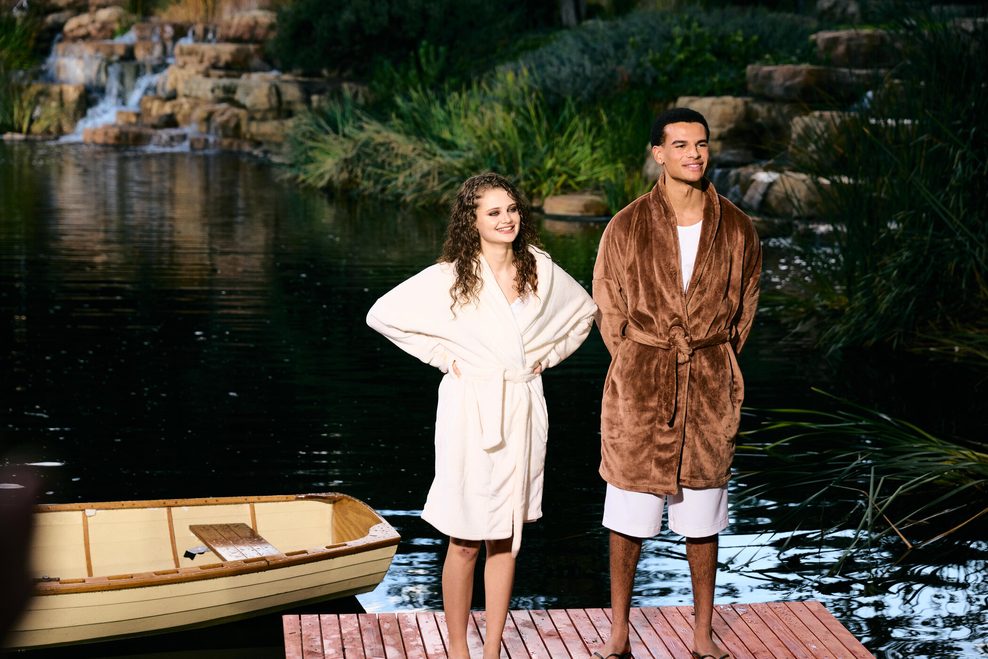 Die Kandidaten Merret und Boureima stehen lächelnd nebeneinander.