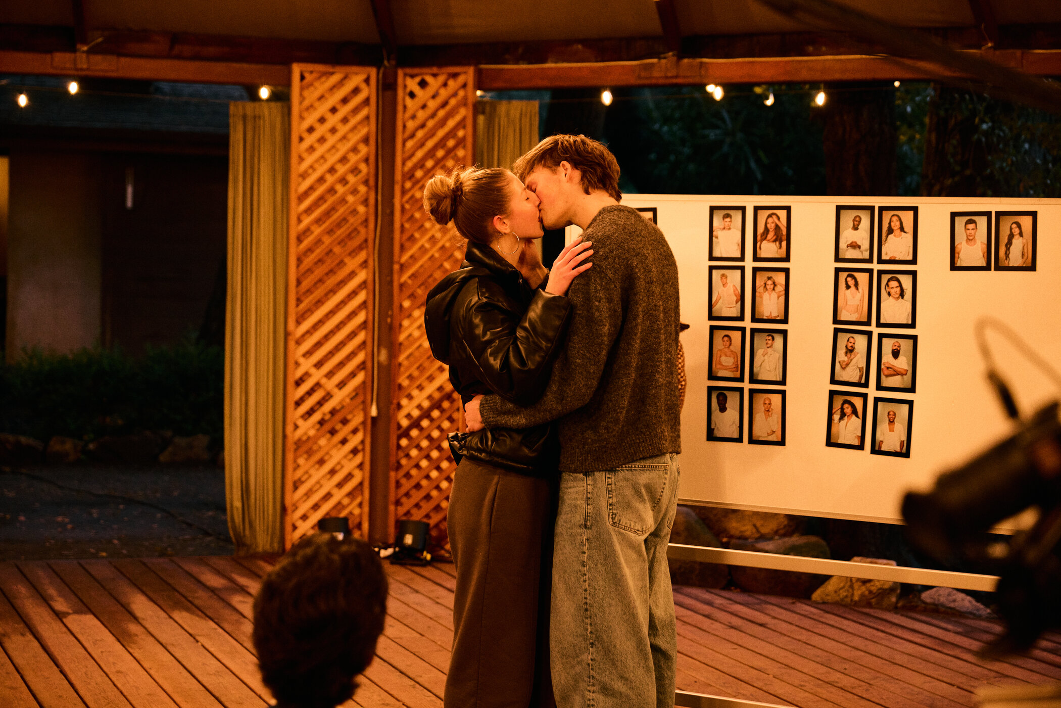 „GNTM“-Kandidaten Lara und Felix küssen sich.