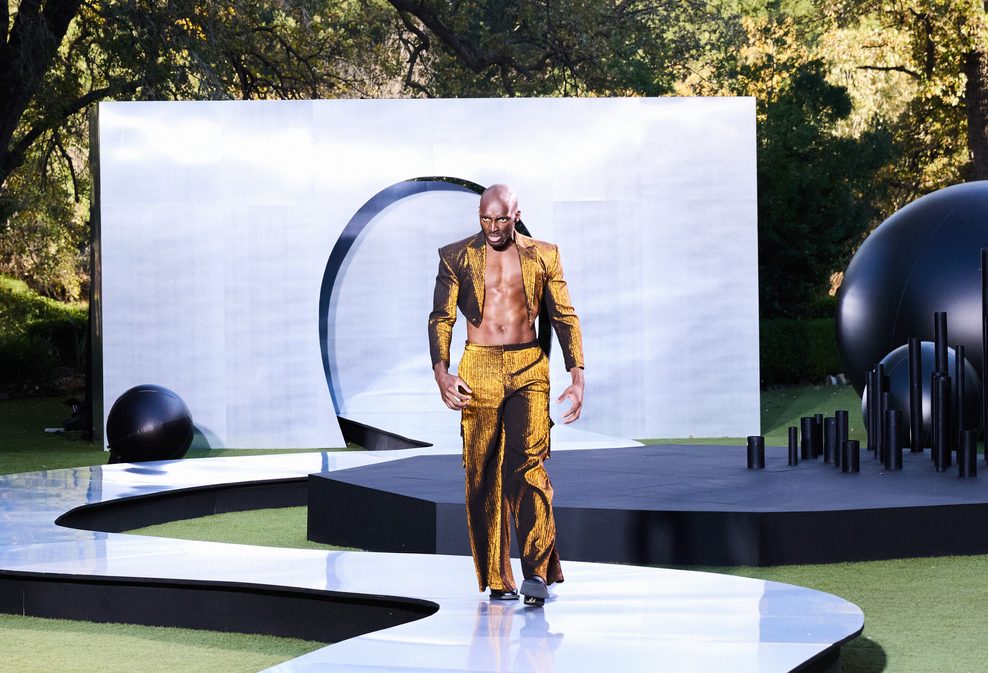 Godfrey läuft mit wütendem Gesicht über den Laufsteg.