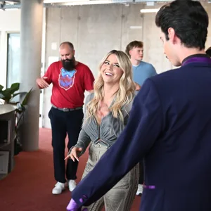 Schlagersängerin Beatrice Egli steht umkreist von männlichen Kandidaten.