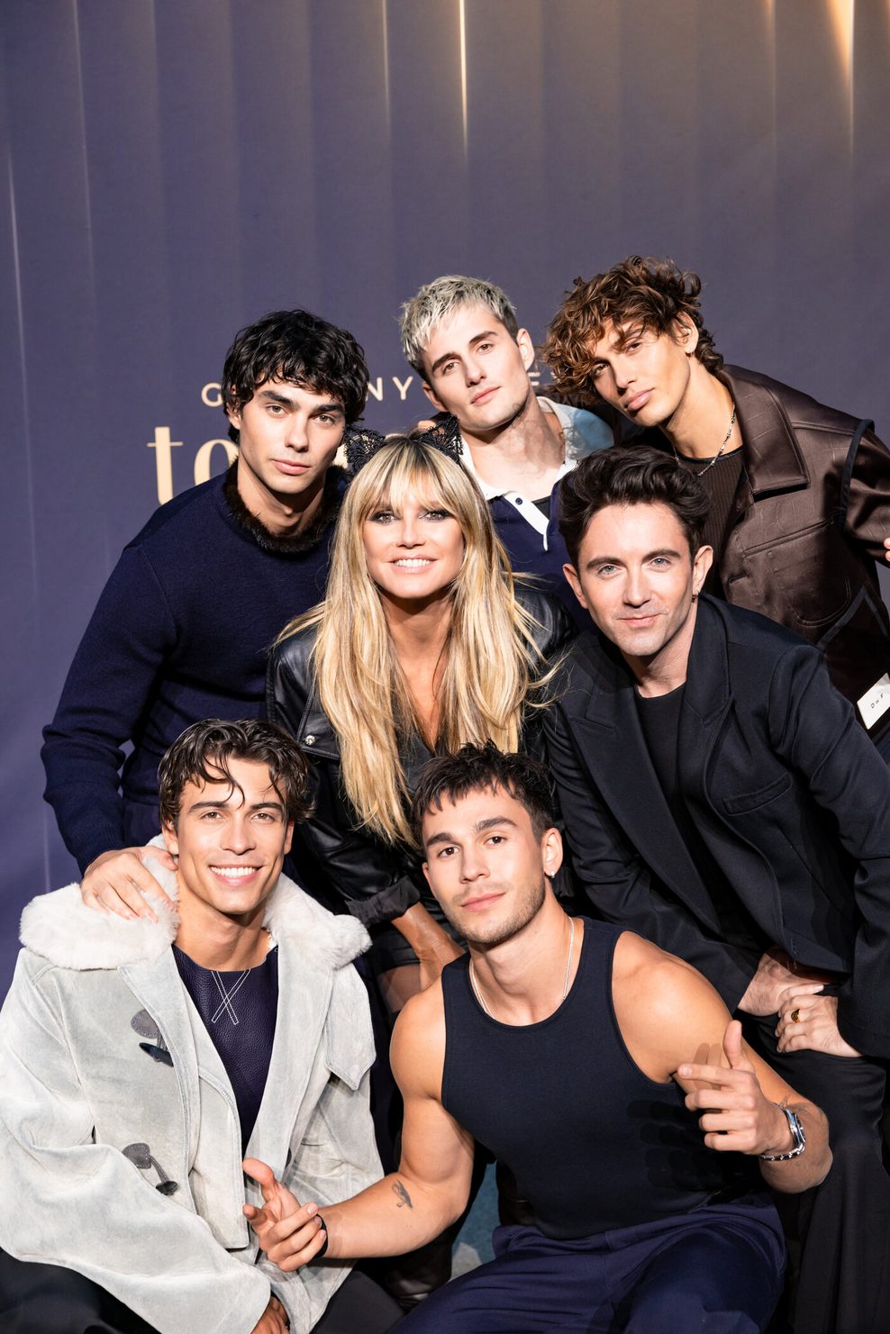 Model-Mama Heidi Klum mit Gastjuror XY und den Elevator Boys: Tim (unten links), Julien (unten rechts), Jacob (oben links), Luis (oben Mitte) und Bene (oben rechts).
