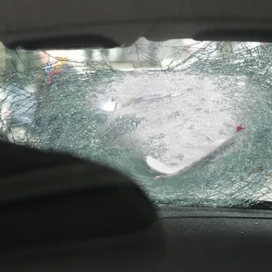 Eine zerstörte Windschutzscheibe. (Symbolfoto)