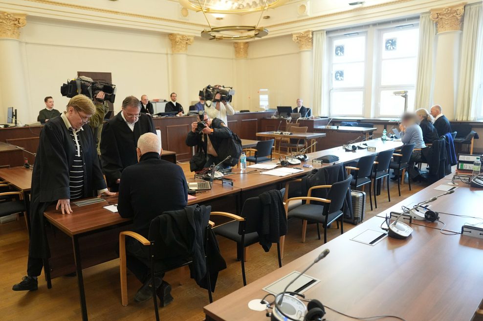 Die Zahnärztin (3.v.r) und der Anästhesist (3.v.l) im April 2024 mit ihren Anwälten beim Prozess vor dem Hamburger Landgericht. 