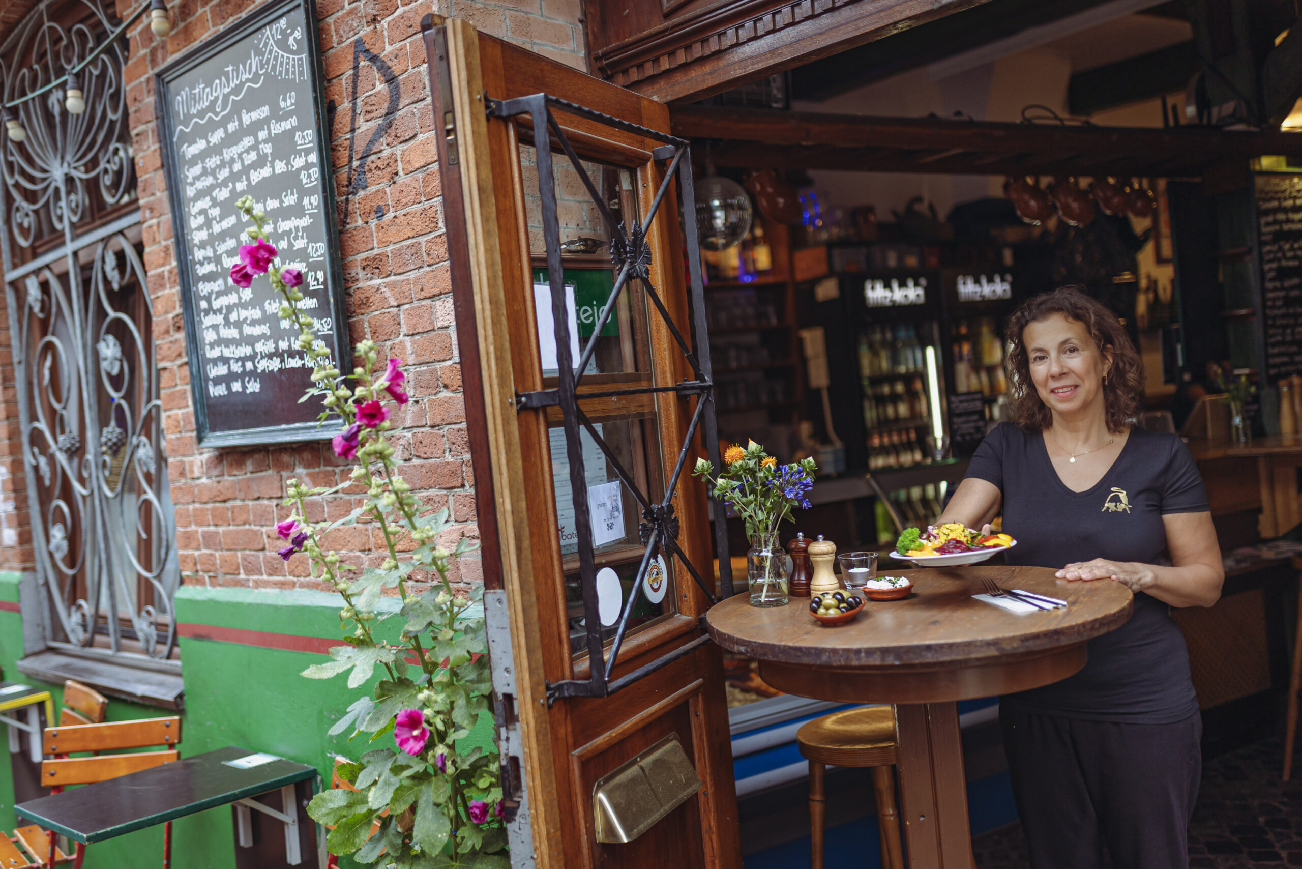 Inhaberin Carlota Santos de Carvalho (55) in ihrem Restaurant „Ribatejo“ in Ottensen