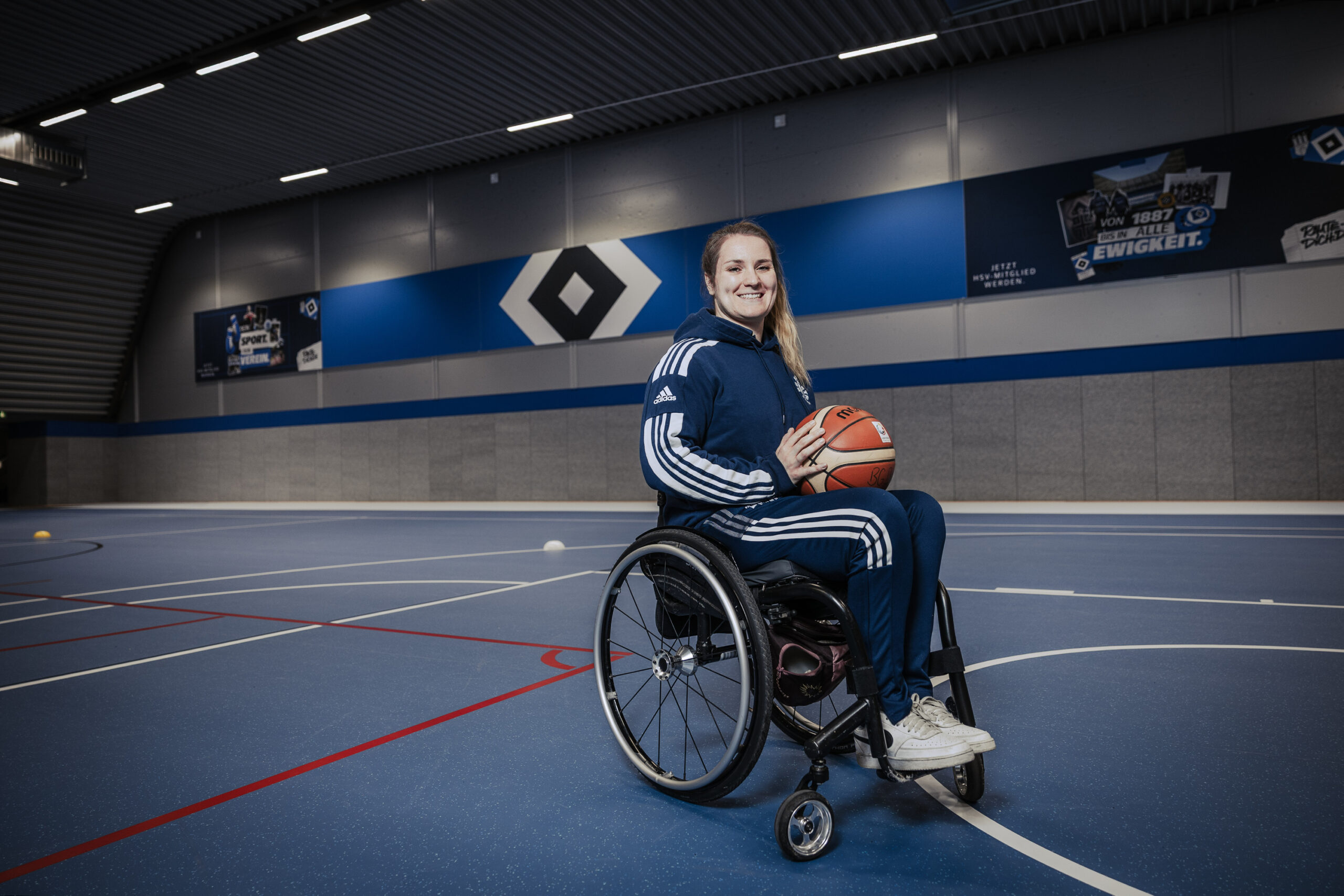 Maya Lindholm präsentiert Rollstuhl-Basketball in der HSV-Halle