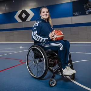 Maya Lindholm präsentiert Rollstuhl-Basketball in der HSV-Halle