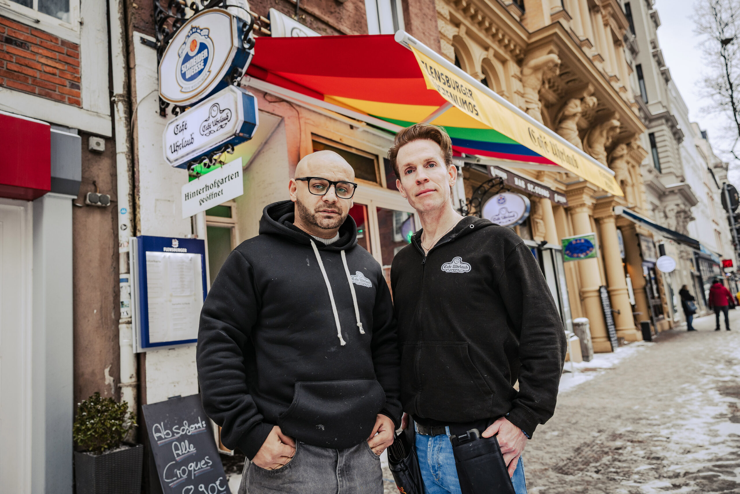 Lassen sich nicht unterkriegen: Inhaber Sherzad Hossin (38, l.) und Servicemitarbeiter Jens Weber (47, l.).
