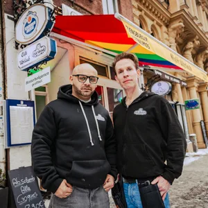 Lassen sich nicht unterkriegen: Inhaber Sherzad Hossin (38, l.) und Servicemitarbeiter Jens Weber (47, l.).