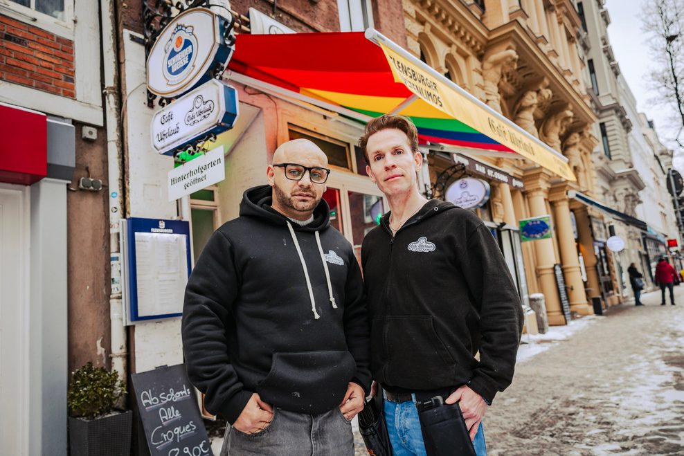 Lassen sich nicht unterkriegen: Inhaber Sherzad Hossin (38, l.) und Servicemitarbeiter Jens Weber (47, l.).