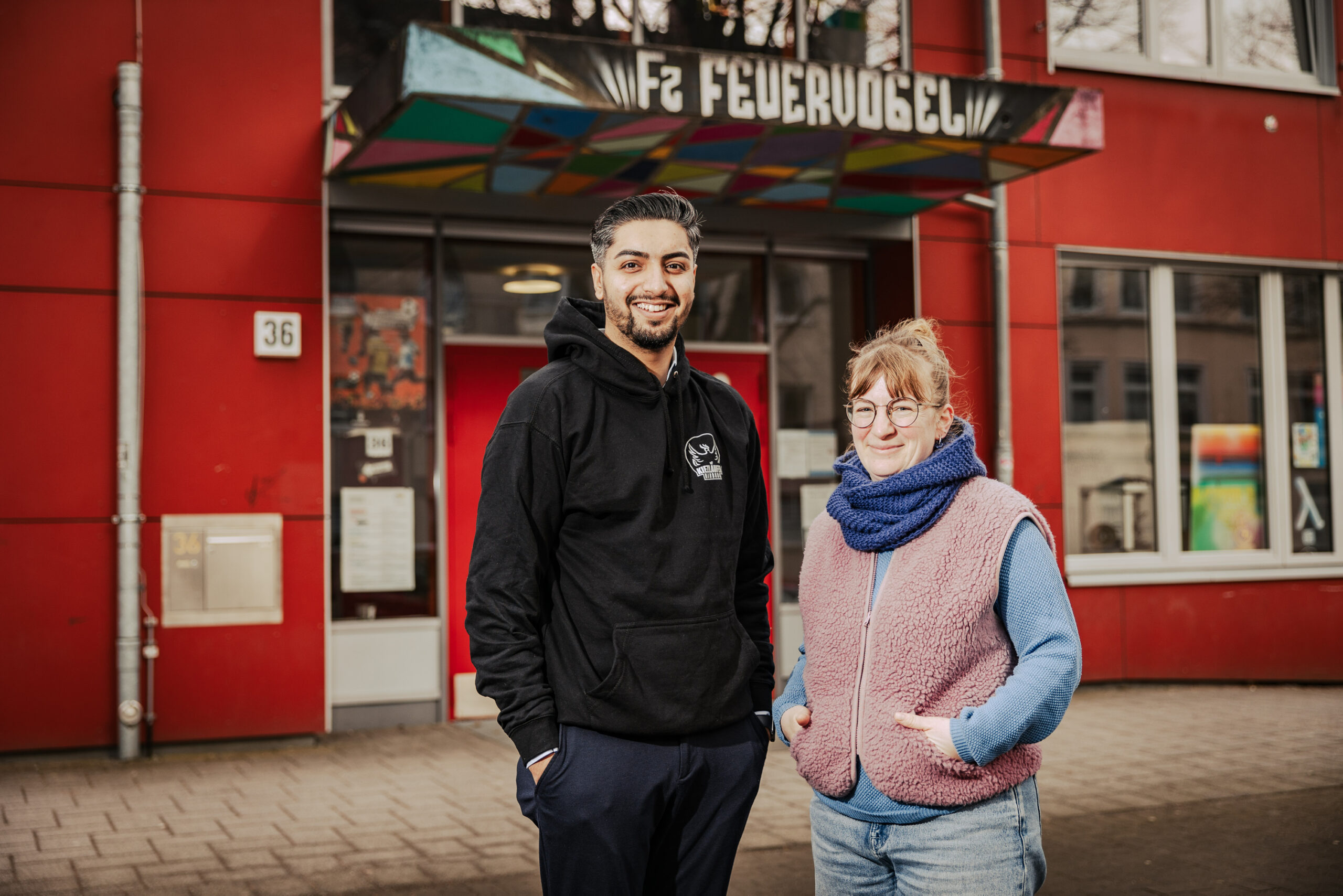 Kümmern sich um die Jugendlichen im Viertel: „Kiezläufer“ Rohan Nagpal (26) und Projekt-koordinatorin Karla Dümmler (36).