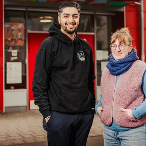 Kümmern sich um die Jugendlichen im Viertel: „Kiezläufer“ Rohan Nagpal (26) und Projekt-koordinatorin Karla Dümmler (36).