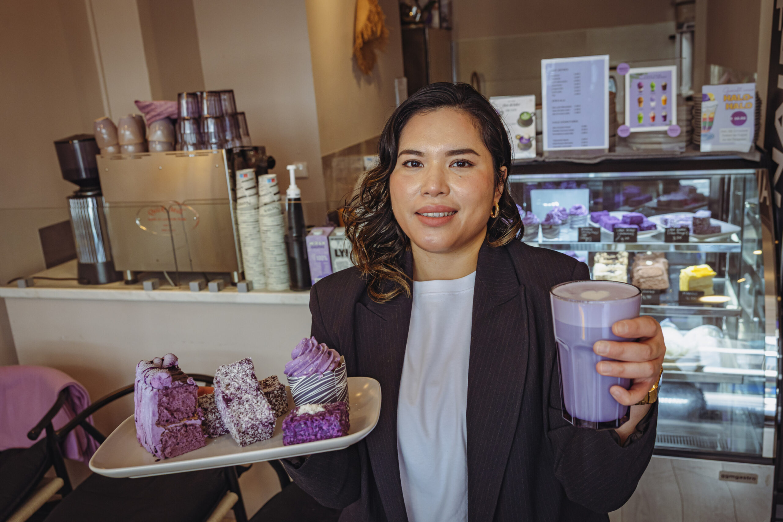 Jennlyn Dela Torre (30) serviert in ihrem Café lilafarbene Speisen und Getränke.