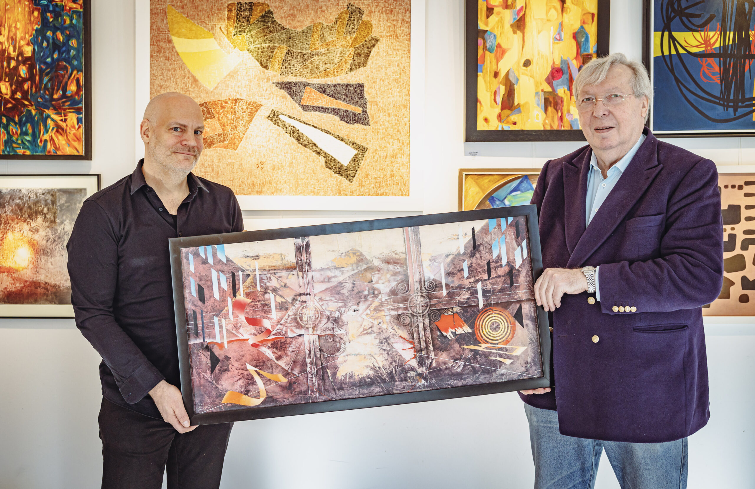 Die Galeristen Tim Ewald (l.) und Christian Radel mit einem Bild von Jacques Henri Roger aus dem Jahr 1990.