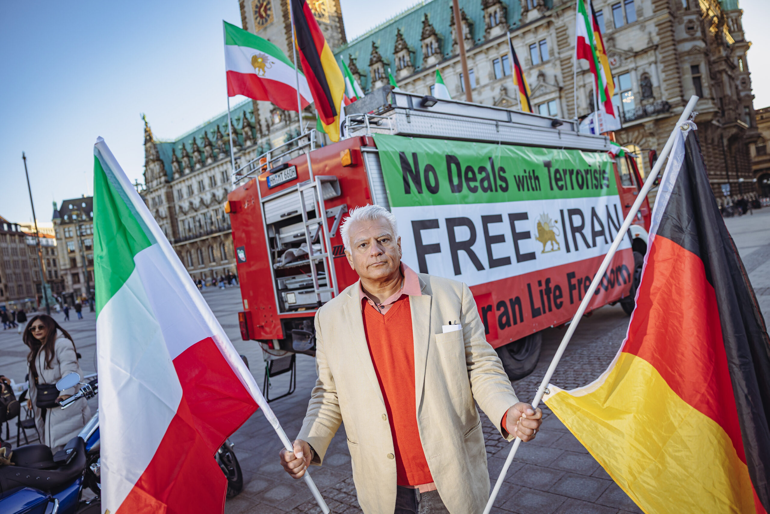 Soheil Menhaj steht täglich von 14 bis 18 Uhr auf dem Rathausmarkt.