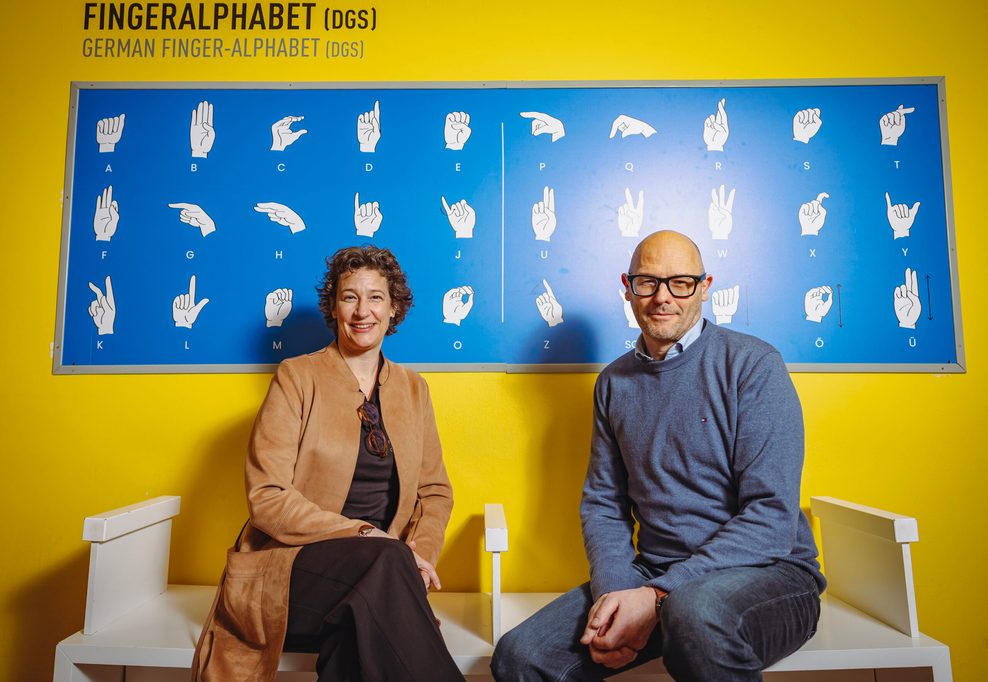 Svenja Weber (Geschäftsführerin des Dialoghauses) mit Marcus Buschka (Haspa).
