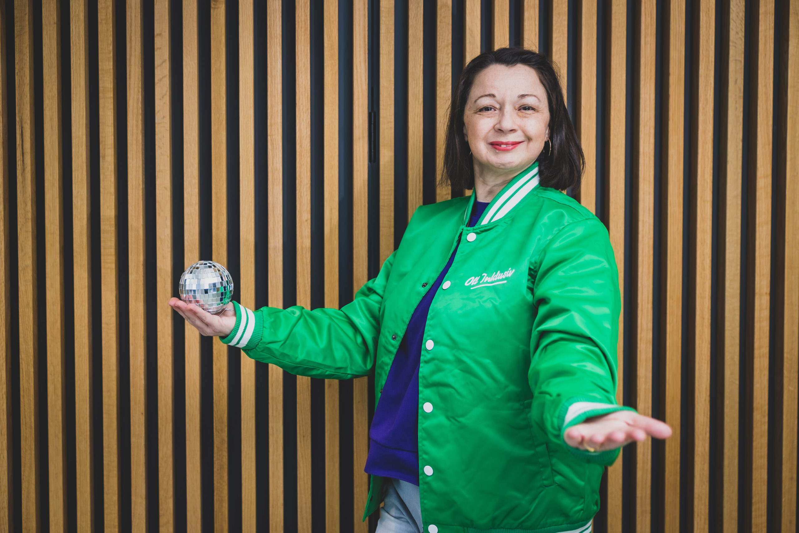 Lächelnde Frau in grüner Jacke