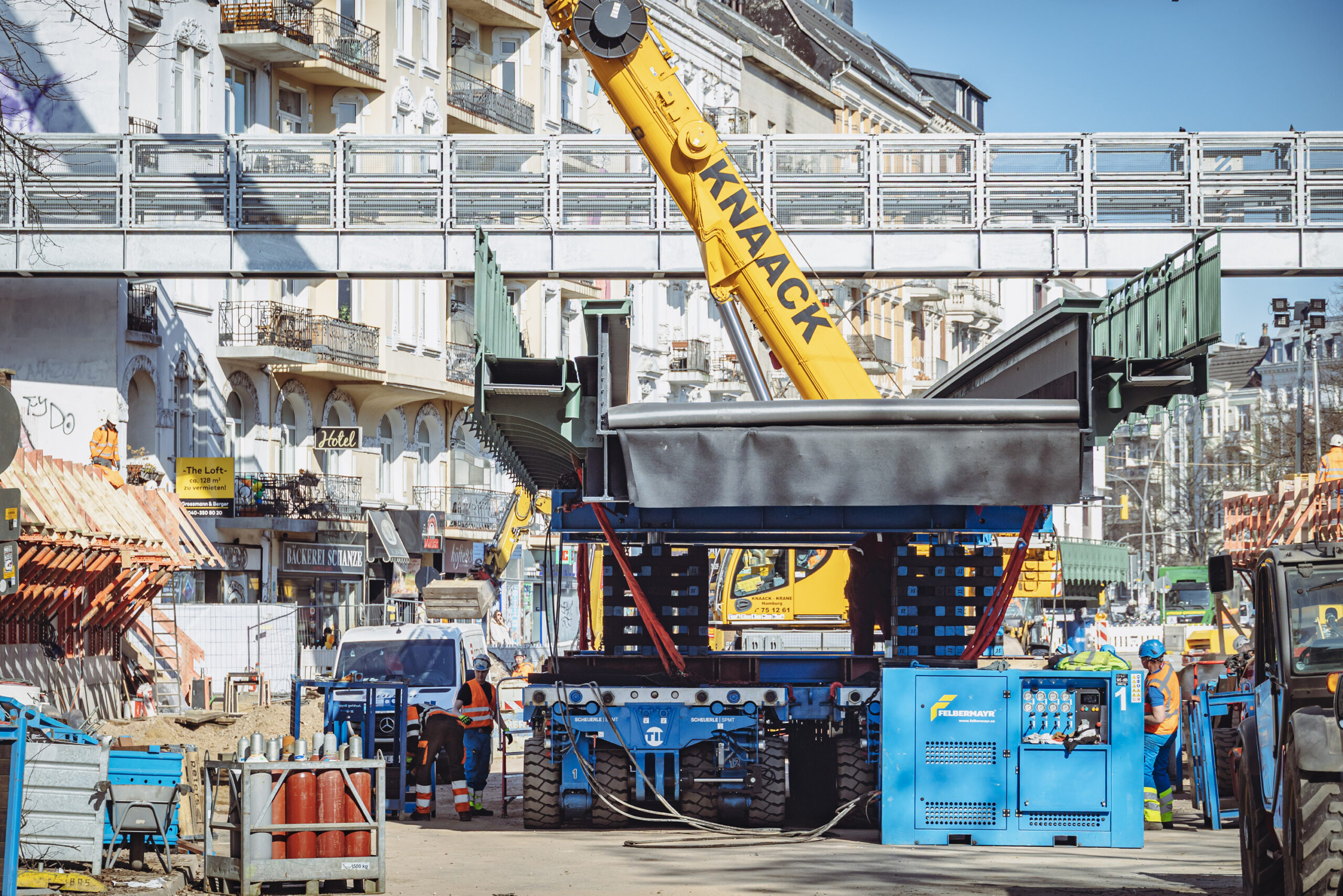 Am Freitagvormittag begannen die Arbeiter in der Schanzenstraße damit, die neue Brücke zu rangieren.