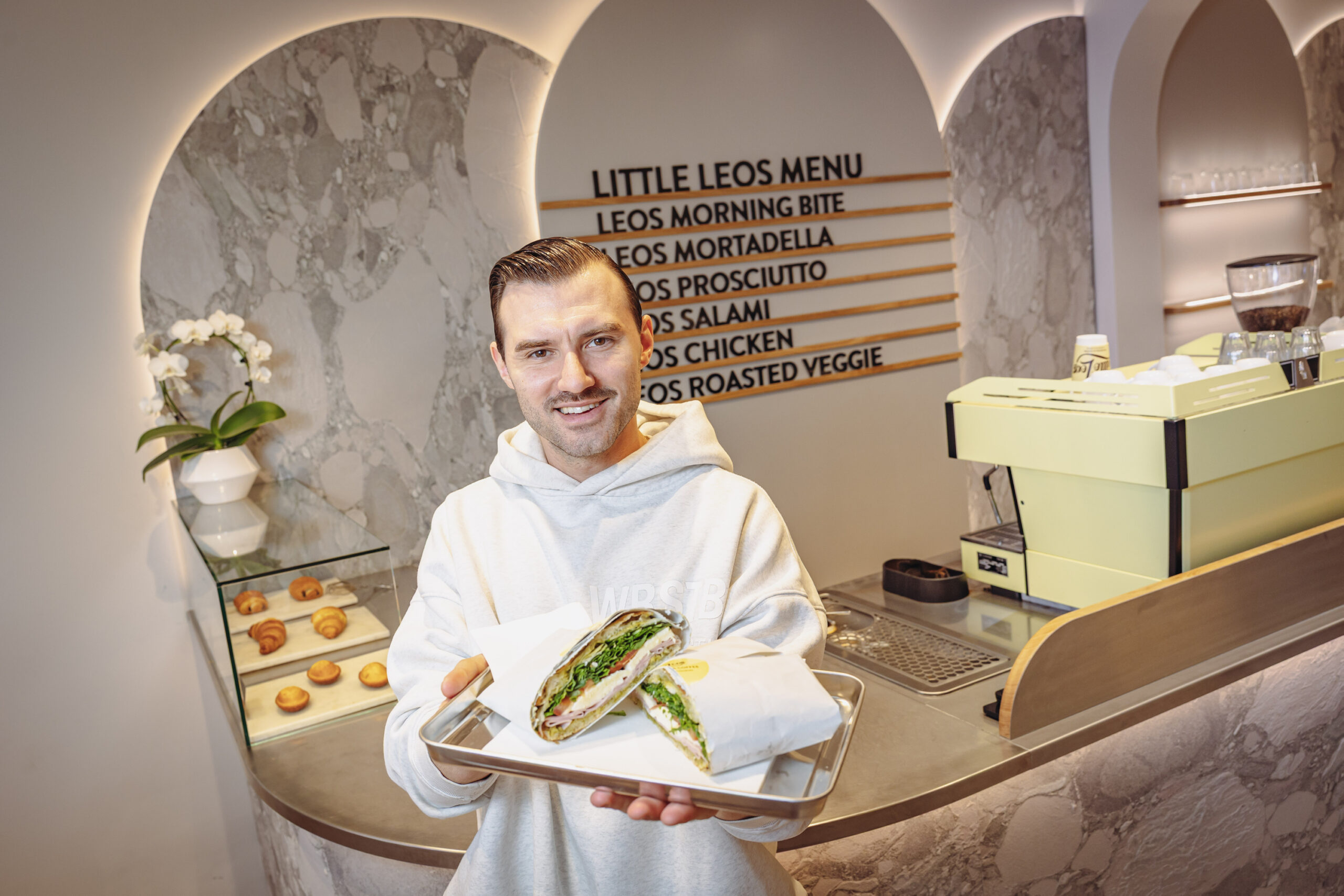 Konstantin Leopold Protsch (31) verkauft Focaccias in einer besonderen Variante.