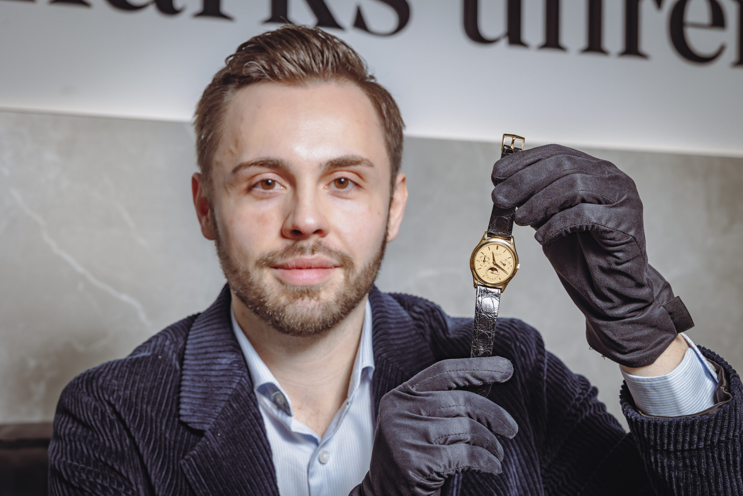 Johann Moor (34) von „Marks Uhren” an den Hohen Bleichen mit der extrem seltenen „Patek Philippe“.