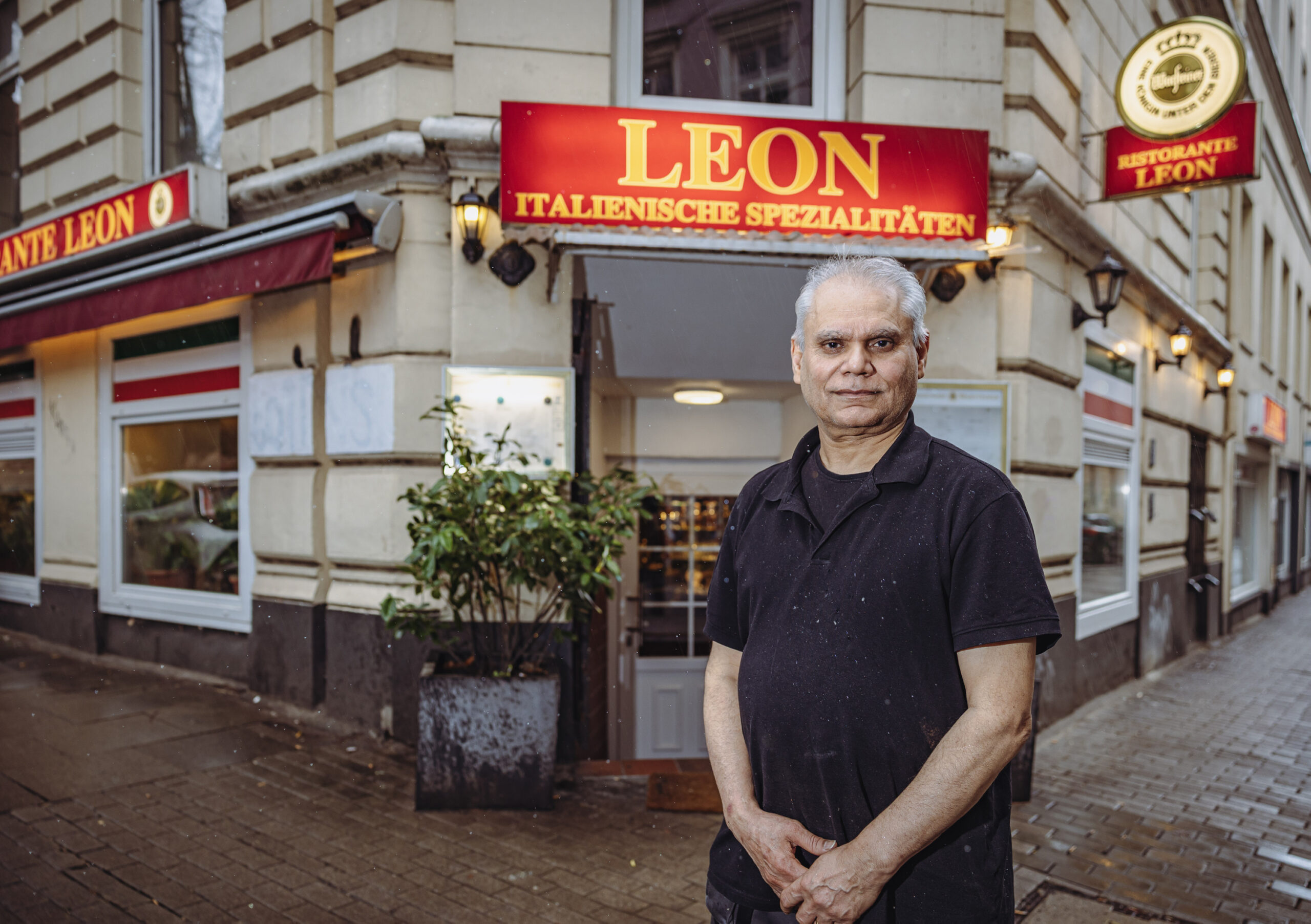 Jhalman Kumar (68) vor seinem Restaurant „Leon“ in St. Georg
