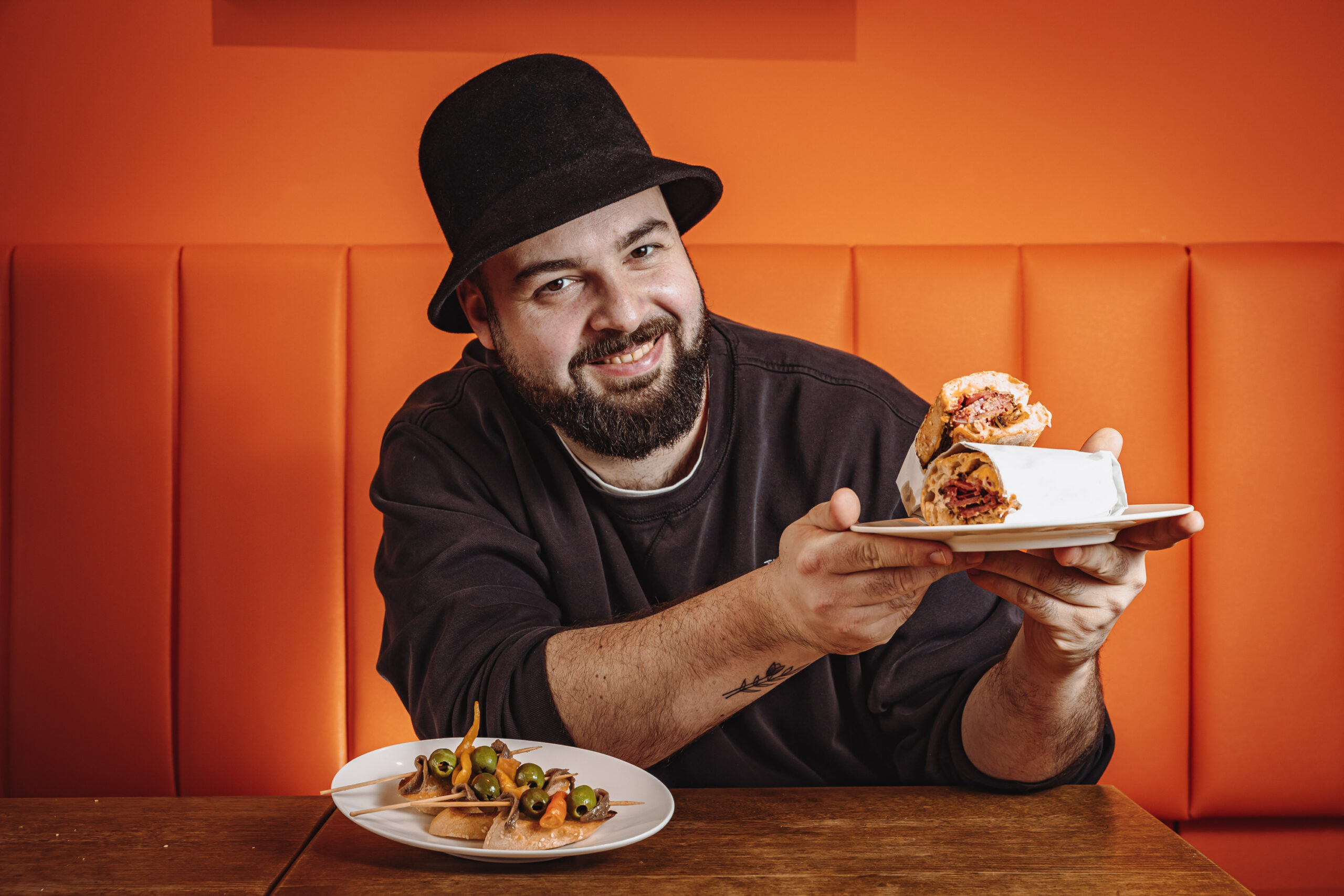 Latif Dereli (36) hat das neue Bistro „Füchse sind keine Rudeltiere“ eröffnet.