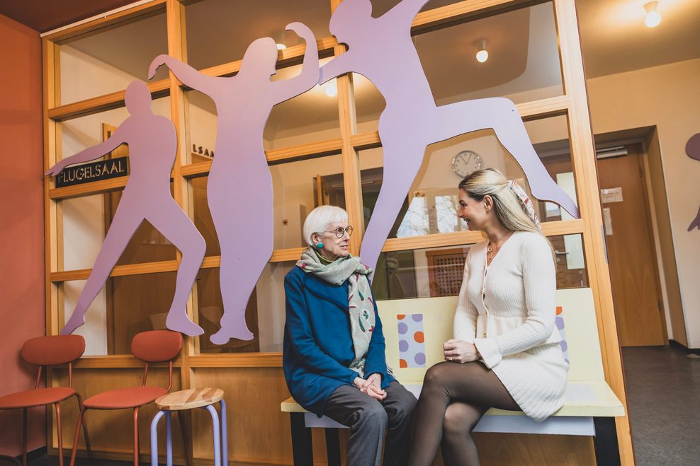 Die Leiterin der Tanzschule mit Roksana Maria von Dobrzyn von der Haspa Hamburg Stiftung.
