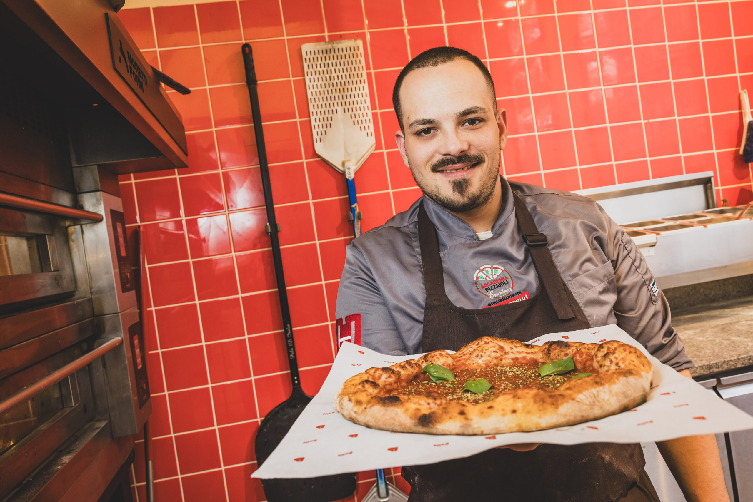 Ferdinando Manna (27) ist Chef-Pizzabäcker bei „Bolle“ und Deutscher Meister im Pizzabacken.