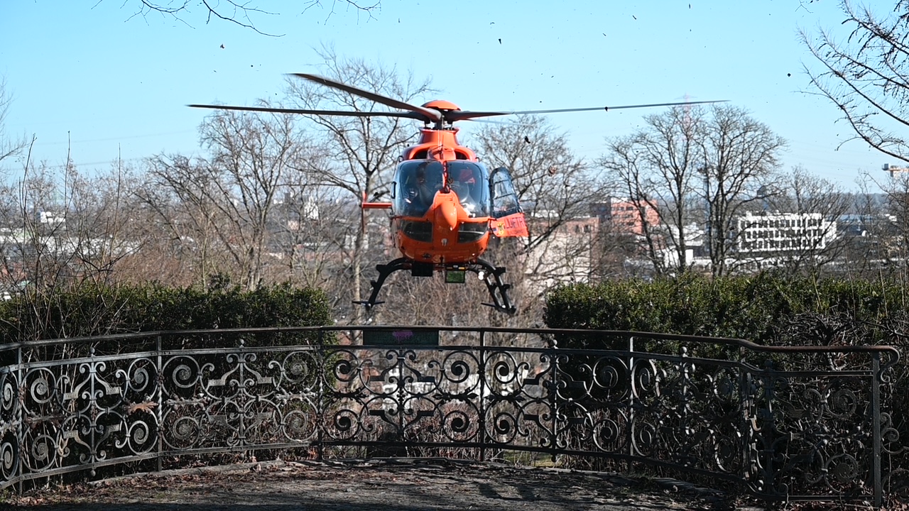 Rettungshubschrauber mit Bäumen im Hintergrund
