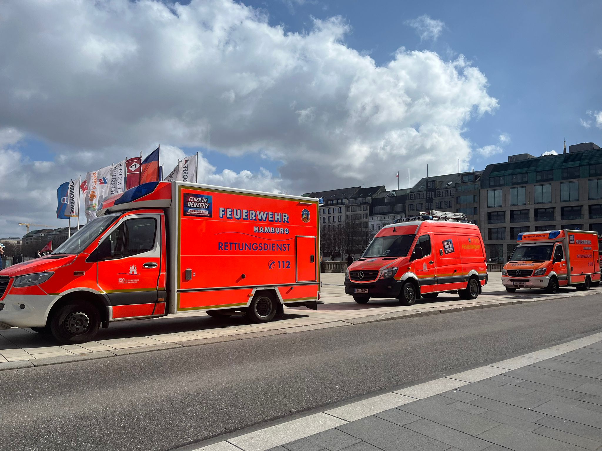 Einsatzwagen der Feuerwehr stehen am Freitagvormittag beim Jungfernstieg.