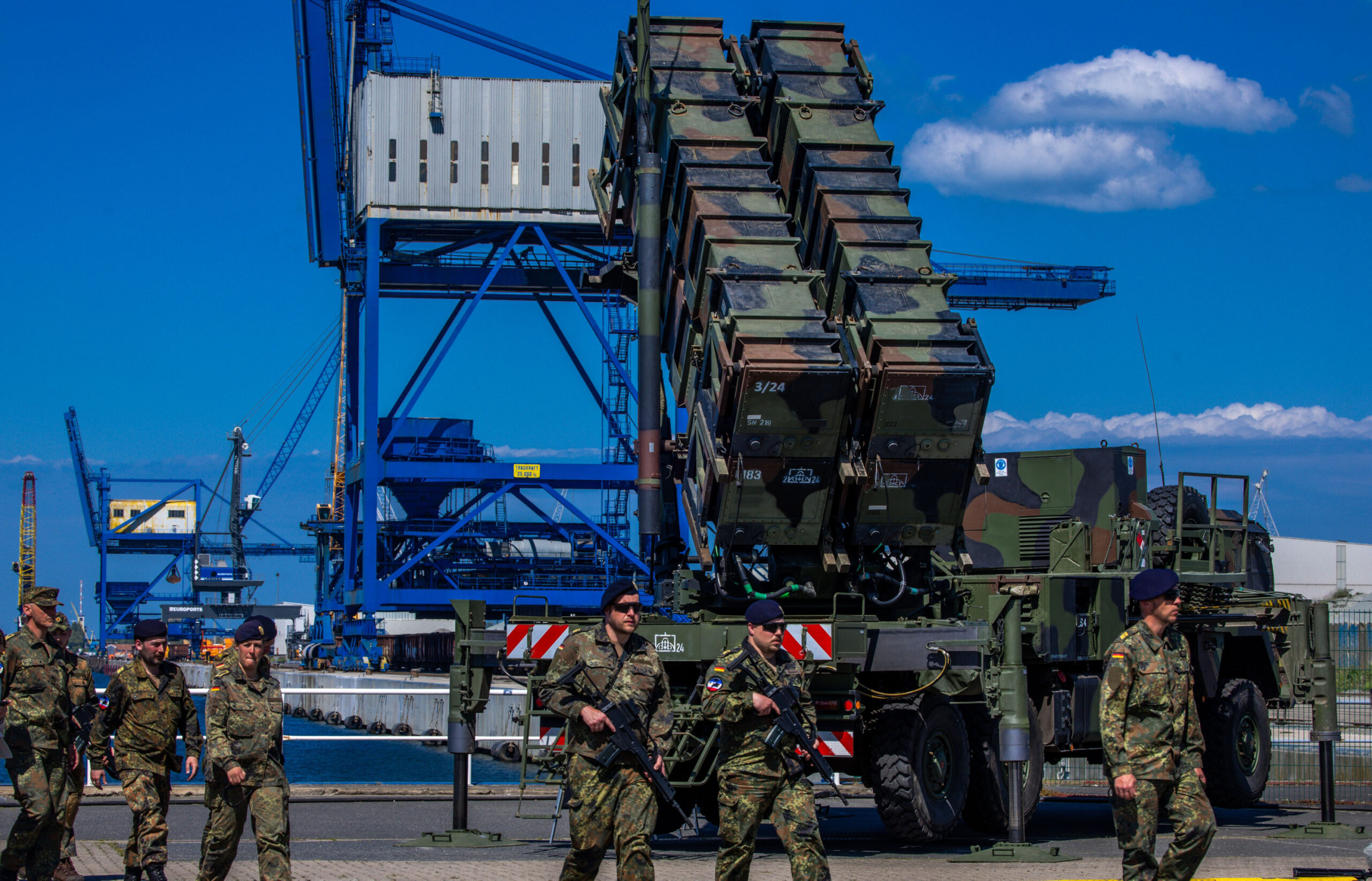 Soldaten vor Patriot-Raketen