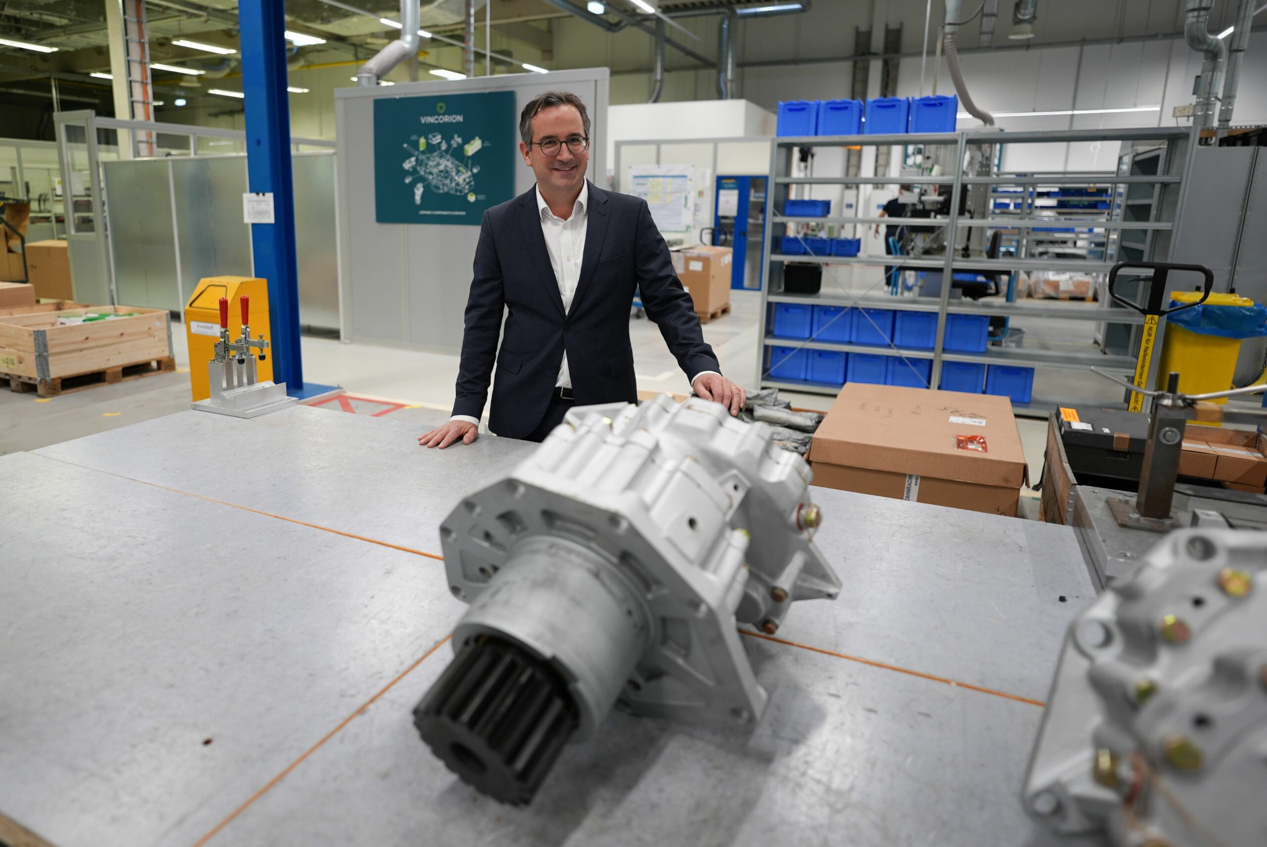 Kajetan von Mentzingen, Geschäftsführer des Rüstungsunternehmens Vincorion, steht in einer Produktionshalle in Wedel bei Hamburg.