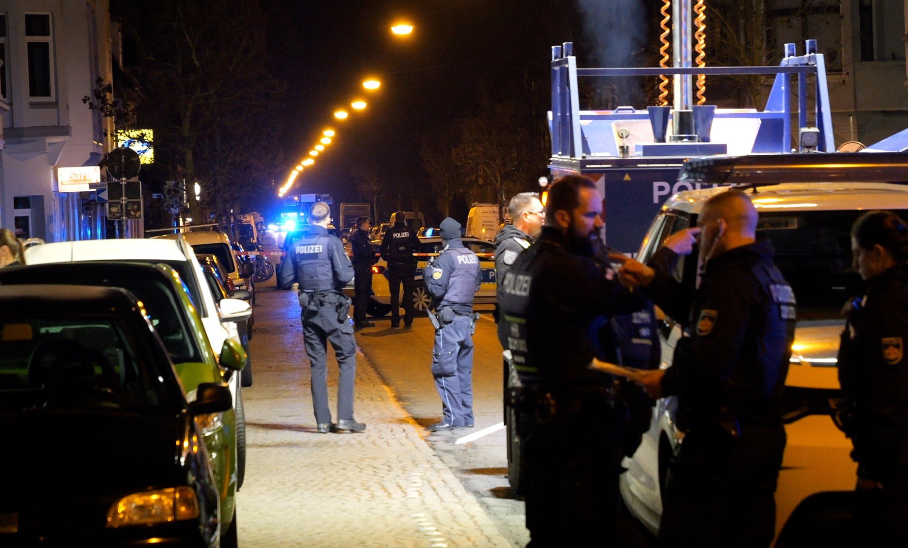 In Bremen ist ein Mann durch Schüsse schwer an den Beinen verletzt worden.