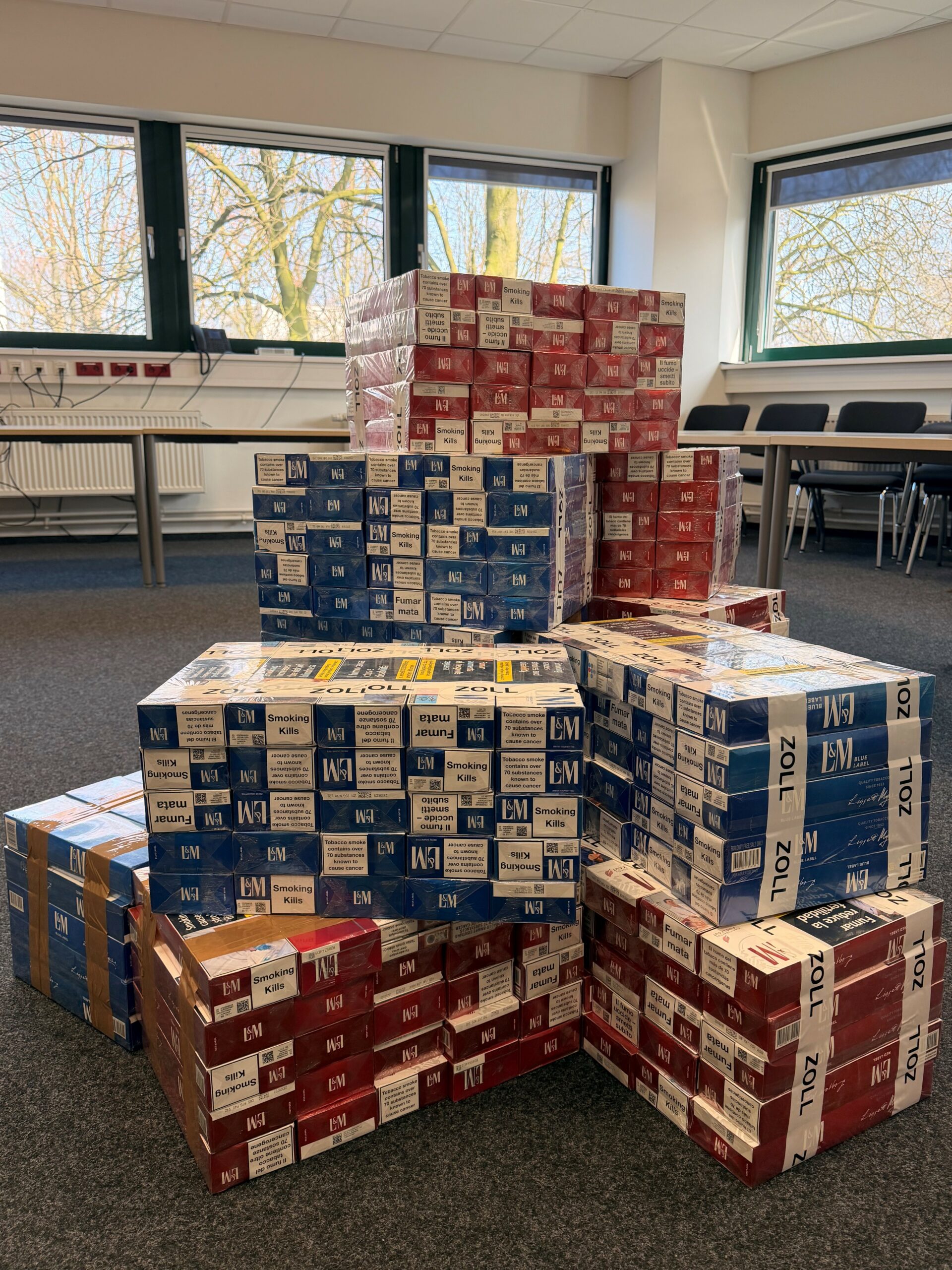 Zollbeamte entdeckten die 60.000 unversteuerten Zigaretten in einem versteckten Hohlraum an Bord eines Frachtschiffs im Hamburger Hafen.