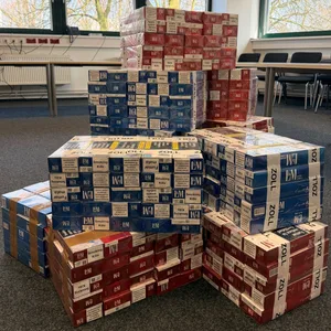 Zollbeamte entdeckten die 60.000 unversteuerten Zigaretten in einem versteckten Hohlraum an Bord eines Frachtschiffs im Hamburger Hafen.