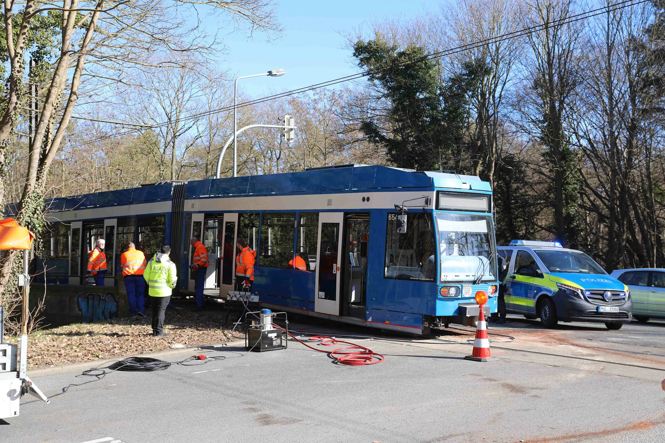 In der Rostock-Gartenstadt ist eine Straßenbahn entgleist.