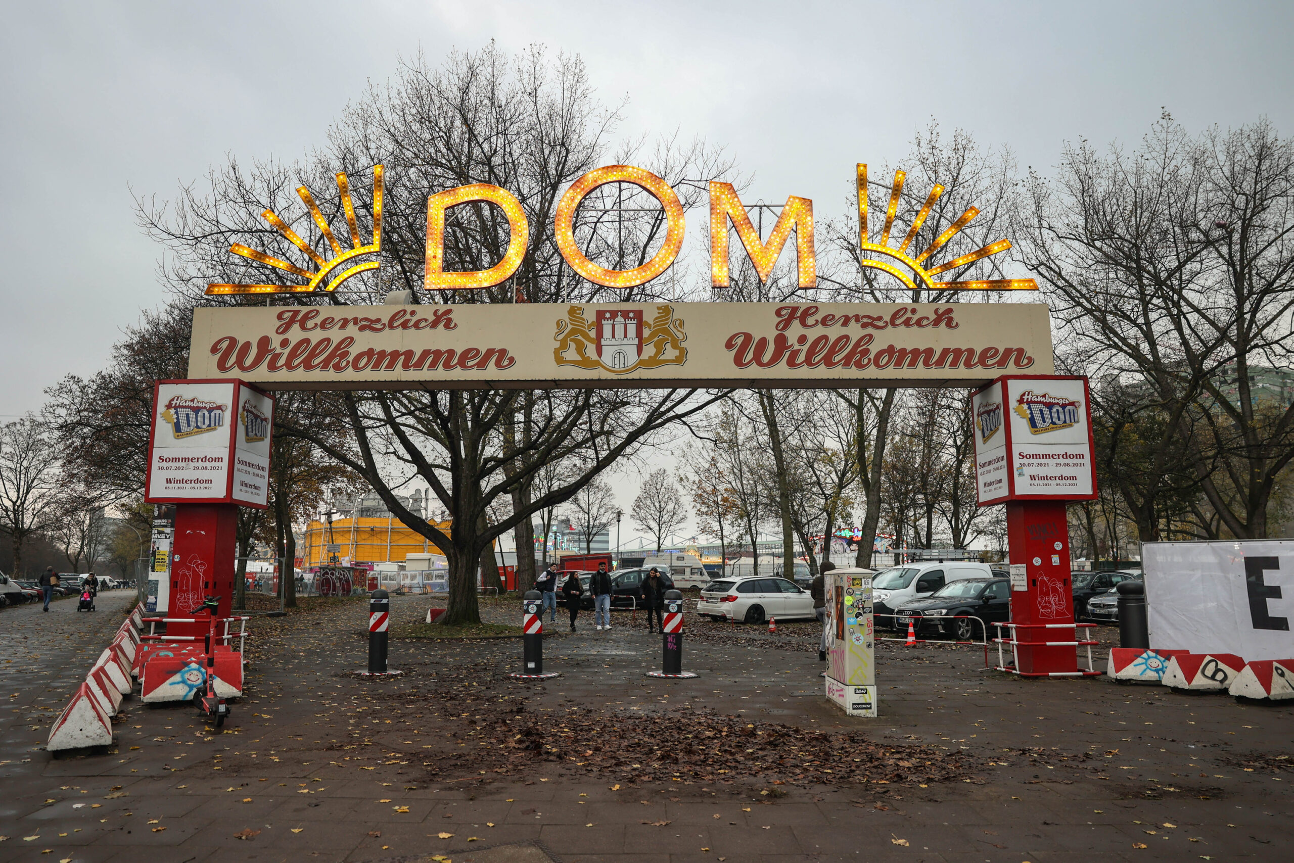 Die ikonischen Dom-Buchstaben auf der Feldstraßen-Seite – mittlerweile ersetzt (Archivbild).