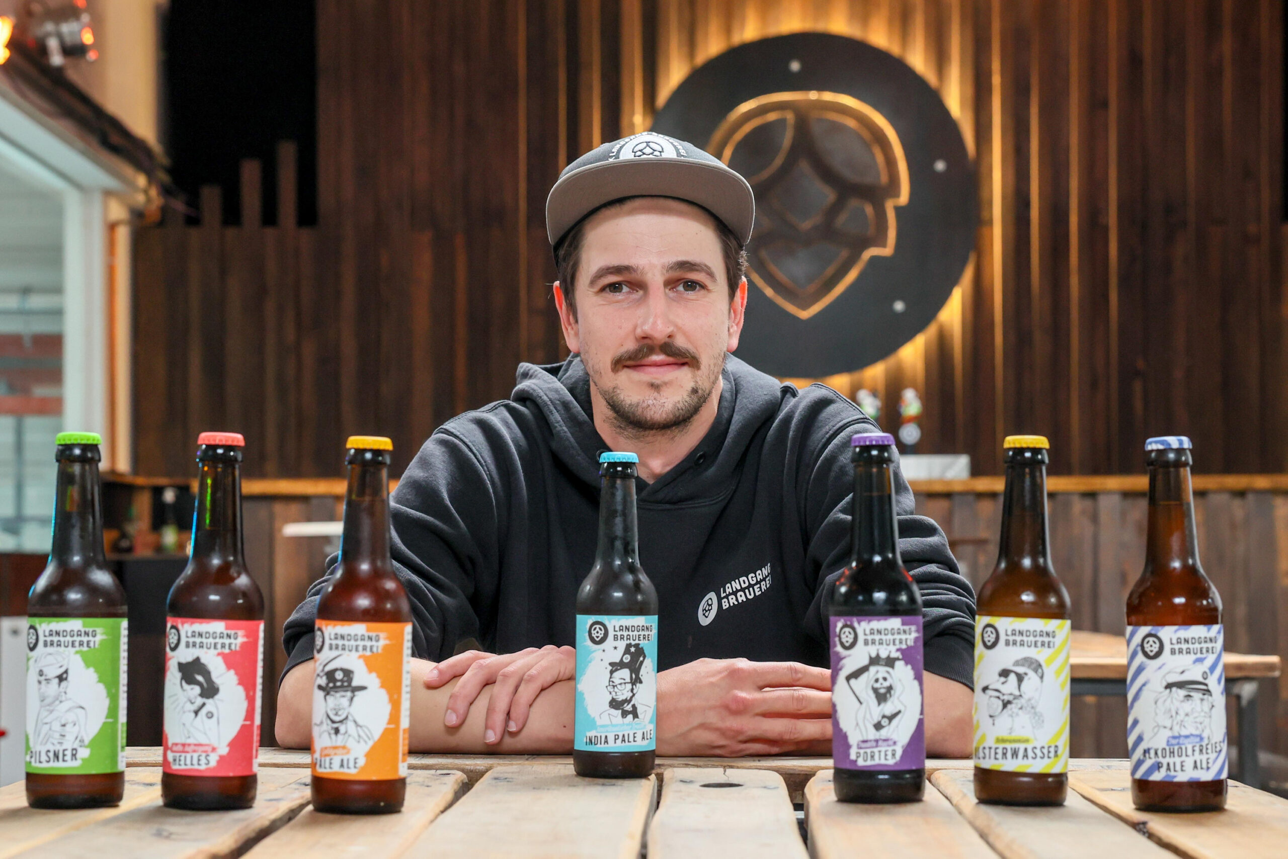 Geschäftsführer Sascha Bruns steht in der Brauerei in Bahrenfeld.