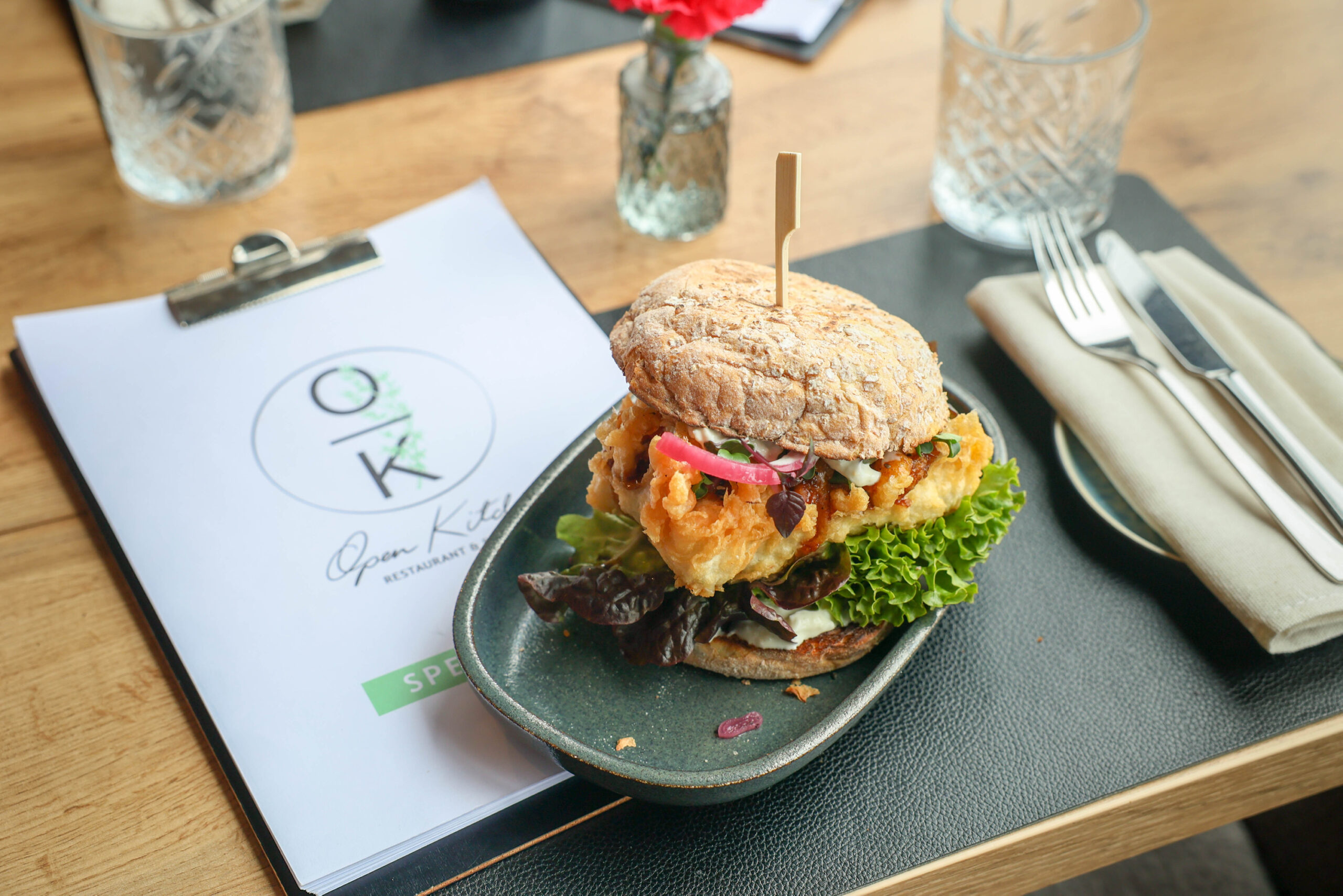 Im „Open Kitchen“ gab es auch Backfisch im Brötchen.