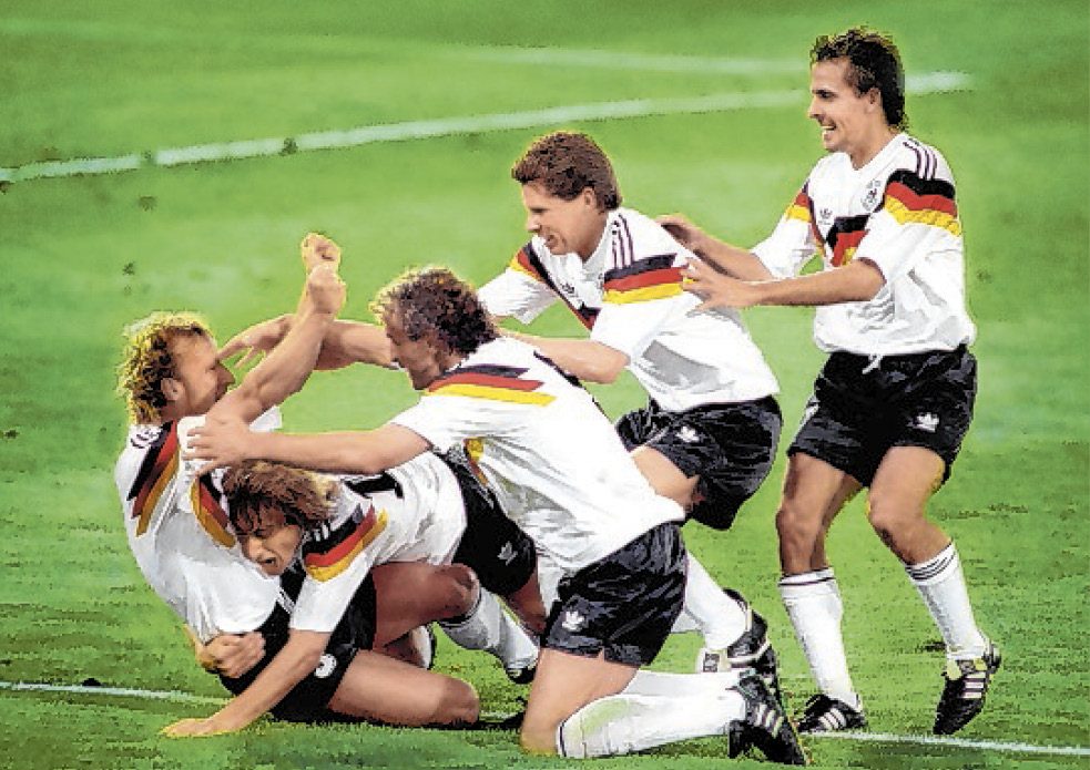 Vier Spieler bejubeln Andi Brehme