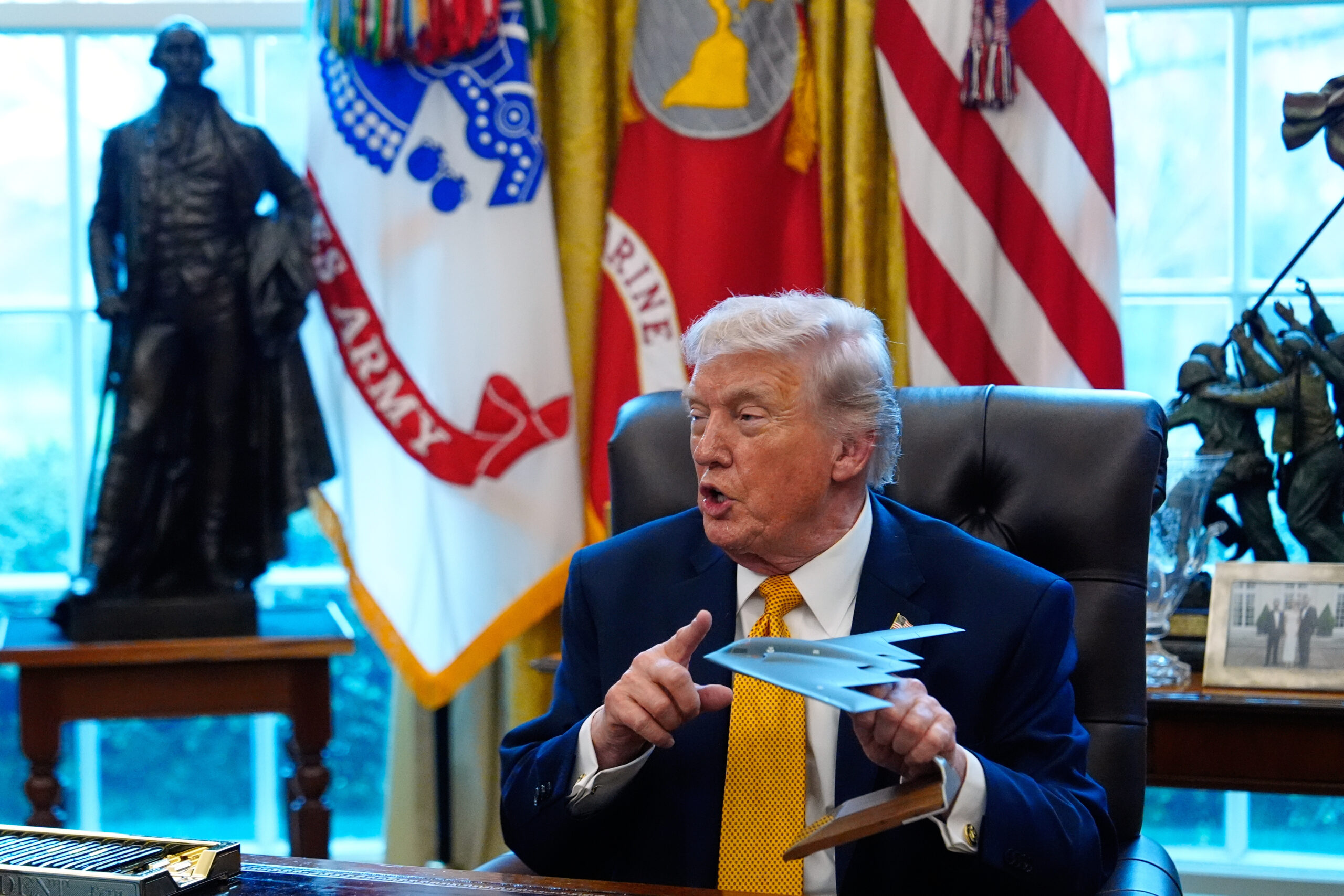 Donald Trump mit einem Modellflugzeug (ein US-Tarnkappenbomber vom Typ B2) im Oval Office.