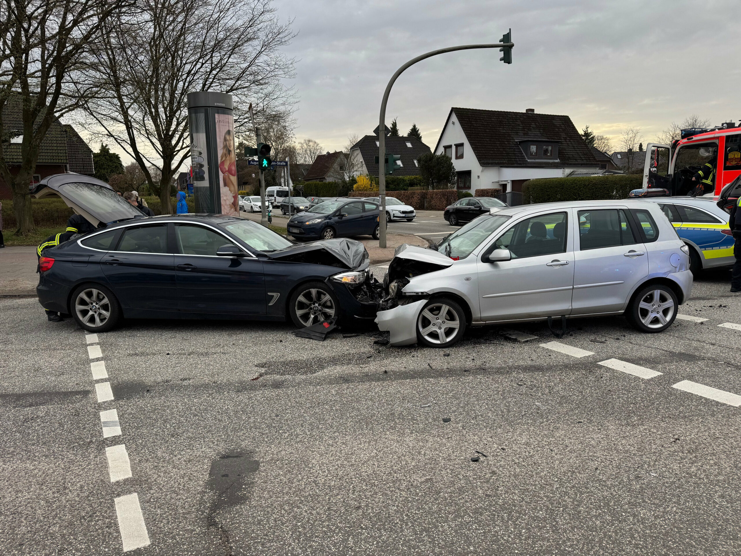 Mitten auf der Kreuzung sind diese beiden Autos zusammengestoßen.