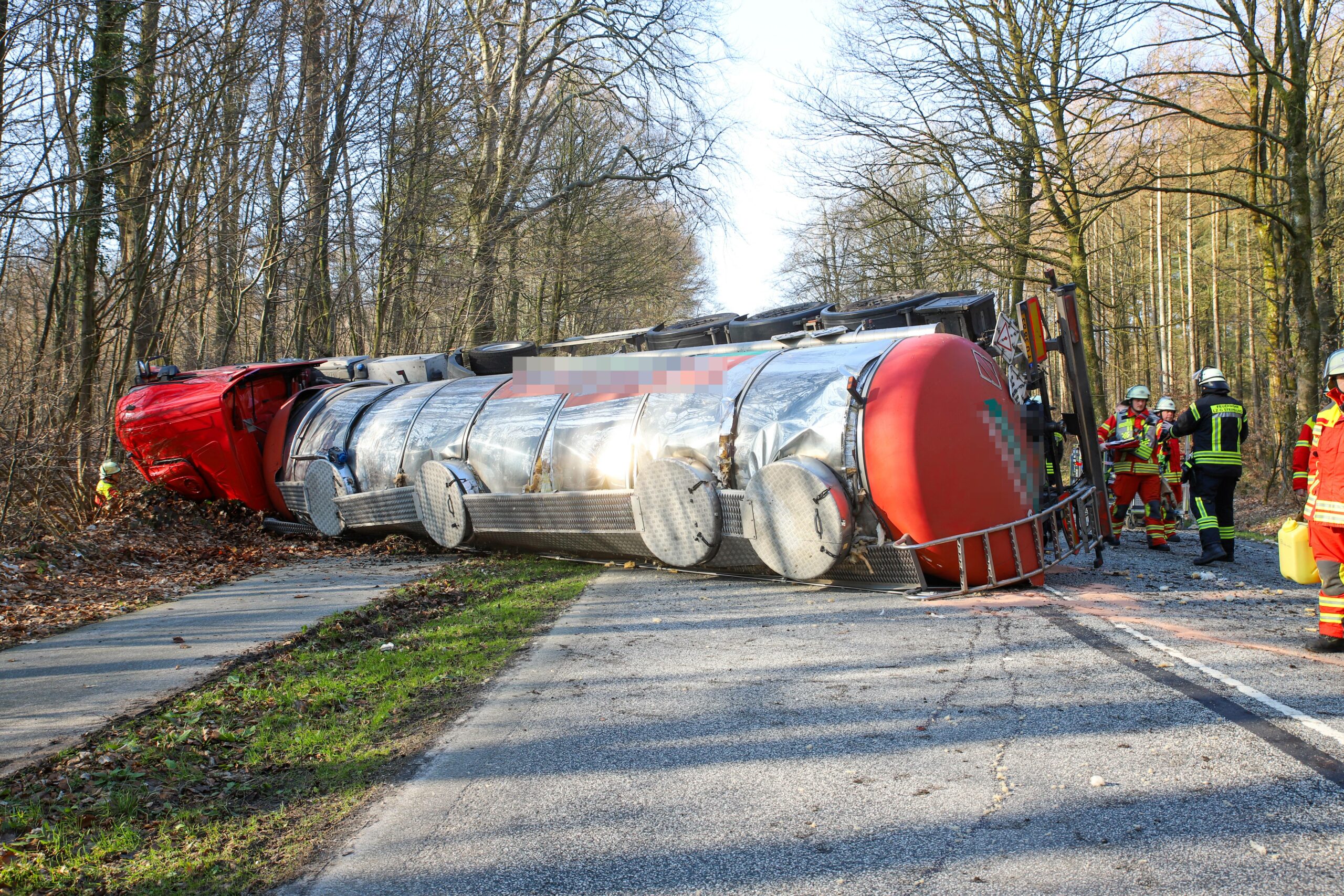 Unfall Bundesstraße Gefahrguttransporter