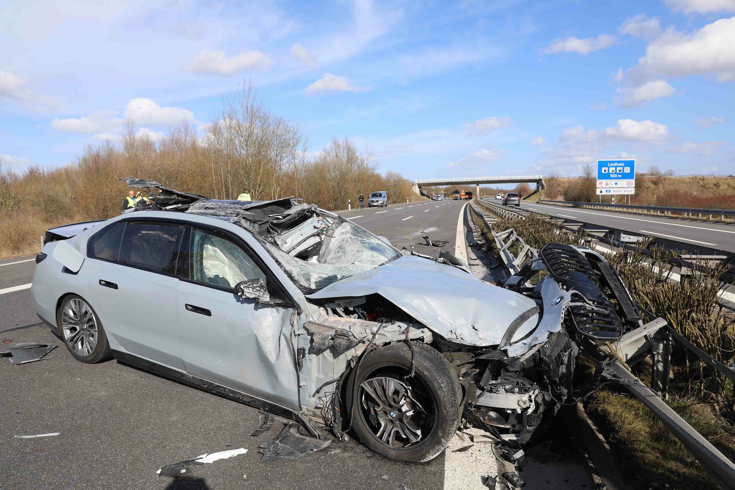 Der BMW des Ministers ist bei dem Unfall vollkommen zerstört worden.