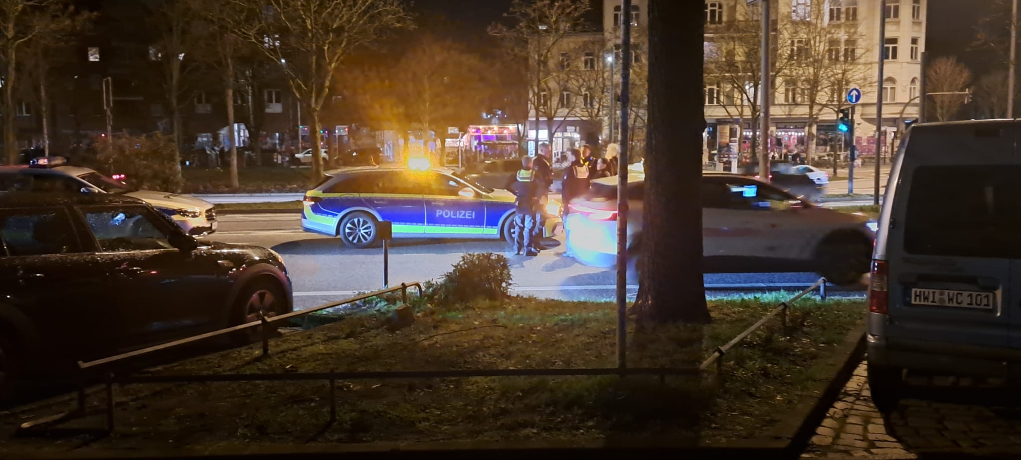 Autofahrer kracht beim Zurücksetzen in Streifenwagen – Unfall in der Schanze