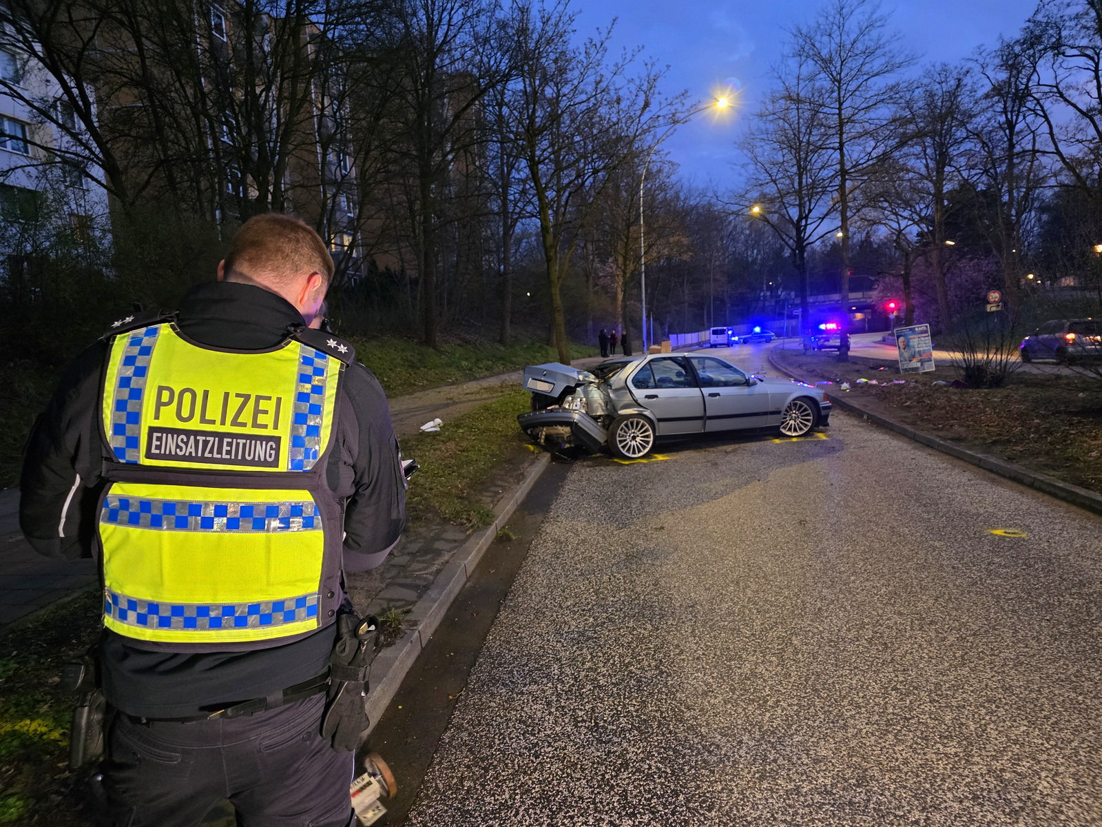Ein Autorennen durch Neugraben endete abrupt, als einer der Aushilfsrennfahrer die Kontrolle über seinen BMW verlor.