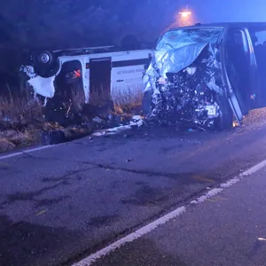 Der Fahrer des VW-Busses hatte die Kontrolle über seinen Wagen verloren und war in den Gegenverkehr geraten.